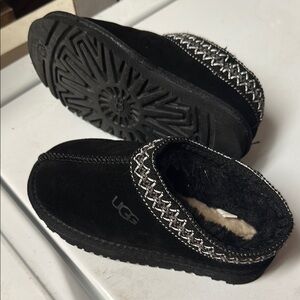 UGG girls Black Slippers